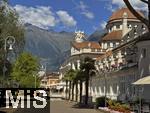 29.6.2025, Meran in S�dtirol, Italien. Innenstadt Meran, Das historische Kurhaus von Meran an der Fussg�ngerpromenade. 