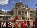 29.6.2025, Meran in S�dtirol, Italien. Innenstadt Meran, Das historische Kurhaus von Meran an der Fussg�ngerpromenade, davor pr�chtiger Blumenschmuck.