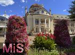 29.6.2025, Meran in S�dtirol, Italien. Innenstadt Meran, Das historische Kurhaus von Meran an der Fussg�ngerpromenade, davor pr�chtiger Blumenschmuck.