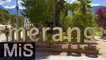 29.6.2025, Meran in S�dtirol, Italien. Innenstadt Meran, Touristen machen ein Erinnerungsfoto am MERAN-Schriftzug in der Fussg�ngerpromenade. (Modelreleased)
