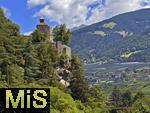 29.6.2025, Meran in S�dtirol, Italien. Zenoburg (Castel Sanzeno), unten fliesst die Passer idyllisch in ihrem Bett.
