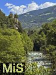 29.6.2025, Meran in S�dtirol, Italien. Zenoburg (Castel Sanzeno), unten fliesst die Passer idyllisch in ihrem Bett.
