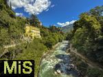 29.6.2025, Meran in S�dtirol, Italien. Zenoburg (Castel Sanzeno), unten fliesst die Passer idyllisch in ihrem Bett. Links Meteo Restaurant & Bar
