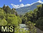 29.6.2025, Meran in S�dtirol, Italien. Zenoburg (Castel Sanzeno), unten fliesst die Passer idyllisch in ihrem Bett.
