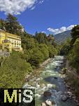 29.6.2025, Meran in S�dtirol, Italien. Zenoburg (Castel Sanzeno), unten fliesst die Passer idyllisch in ihrem Bett. Links Meteo Restaurant & Bar
