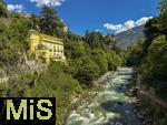 29.6.2025, Meran in S�dtirol, Italien. Zenoburg (Castel Sanzeno), unten fliesst die Passer idyllisch in ihrem Bett. Links Meteo Restaurant & Bar
