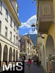 29.6.2025, Meran in S�dtirol, Italien. Innenstadt Meran, Via Mortici, die urige Einkaufsgasse in der Altstadt.