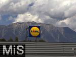 29.6.2025, Imst in Tirol, LIDL-Firmenschild vor dem Alpenkamm-Hintergrund.