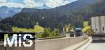 26.06.2025, Brennerautobahn bei Innsbruck (sterreich). Fahrtrichtung Sden bei Lueg (sterreich), Am Brenner findet derzeit eine mehrjhrige Sanierung der Luegbrcke statt. Die Brennerautobahn (A13) ist an vielen Tagen nur noch einspurig befahrbar. Im Sommer gibt es aber eine Sonderregelung. LKWs mssen in der Mitte fahren wegen Gewichtsausgleich auf der Baustelle der Brcke. 