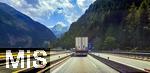 26.06.2025, Brennerautobahn bei Innsbruck (sterreich). Fahrtrichtung Sden bei Lueg (sterreich), Am Brenner findet derzeit eine mehrjhrige Sanierung der Luegbrcke statt. Die Brennerautobahn (A13) ist an vielen Tagen nur noch einspurig befahrbar. Im Sommer gibt es aber eine Sonderregelung. LKWs mssen in der Mitte fahren wegen Gewichtsausgleich auf der Baustelle der Brcke. 