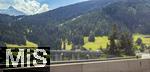 26.06.2025, Brennerautobahn bei Innsbruck (sterreich). Fahrtrichtung Sden bei Lueg (sterreich), Am Brenner findet derzeit eine mehrjhrige Sanierung der Luegbrcke statt. Die Brennerautobahn (A13) ist an vielen Tagen nur noch einspurig befahrbar. Im Sommer gibt es aber eine Sonderregelung. LKWs mssen in der Mitte fahren wegen Gewichtsausgleich auf der Baustelle der Brcke. 