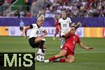 04.07.2025, UEFA Frauen-Europameisterschaft 2025 in der Schweiz. Spieltag 1, Vorrunde, Deutschland - Polen, im Kybunpark (St. Gallen, Schweiz). (L-R) Linda Dallmann (Deutschland) gegen Tanja Pawollek (Polen)
