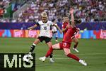 04.07.2025, UEFA Frauen-Europameisterschaft 2025 in der Schweiz. Spieltag 1, Vorrunde, Deutschland - Polen, im Kybunpark (St. Gallen, Schweiz). (L-R) Linda Dallmann (Deutschland) gegen Adriana Achcinska (Polen)