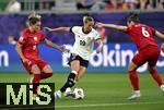 04.07.2025, UEFA Frauen-Europameisterschaft 2025 in der Schweiz. Spieltag 1, Vorrunde, Deutschland - Polen, im Kybunpark (St. Gallen, Schweiz). (L-R) Paulina Tomasiak (Polen) gegen Klara Bhl (Deutschland) und Sylwia Matysik (Polen)