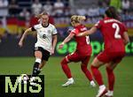 04.07.2025, UEFA Frauen-Europameisterschaft 2025 in der Schweiz. Spieltag 1, Vorrunde, Deutschland - Polen, im Kybunpark (St. Gallen, Schweiz). (L-R) Janina Minge (Deutschland) gegen Ewelina Kamczyk (Polen) und Martyna Wiankowska (Polen)