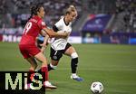 04.07.2025, UEFA Frauen-Europameisterschaft 2025 in der Schweiz. Spieltag 1, Vorrunde, Deutschland - Polen, im Kybunpark (St. Gallen, Schweiz). (L-R) Natalia Padilla (Polen) gegen Giulia Gwinn (Deutschland)