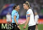 04.07.2025, UEFA Frauen-Europameisterschaft 2025 in der Schweiz. Spieltag 1, Vorrunde, Deutschland - Polen, im Kybunpark (St. Gallen, Schweiz). (L-R) Schiedsrichterin Stephanie Frappart (FRA) schickt die protestierende Giulia Gwinn (Deutschland) weg