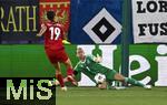 04.07.2025, UEFA Frauen-Europameisterschaft 2025 in der Schweiz. Spieltag 1, Vorrunde, Deutschland - Polen, im Kybunpark (St. Gallen, Schweiz). Torhterin Ann-Kathrin Berger (re., Deutschland) klrt vor Natalia Padilla (Polen)