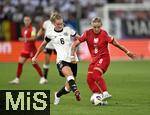 04.07.2025, UEFA Frauen-Europameisterschaft 2025 in der Schweiz. Spieltag 1, Vorrunde, Deutschland - Polen, im Kybunpark (St. Gallen, Schweiz). (L-R) Janina Minge (Deutschland) gegen Ewelina Kamczyk (Polen)