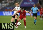 04.07.2025, UEFA Frauen-Europameisterschaft 2025 in der Schweiz. Spieltag 1, Vorrunde, Deutschland - Polen, im Kybunpark (St. Gallen, Schweiz). (L-R) Sjoeke Nsken (Deutschland) gegen Ewa Pajor (Polen)