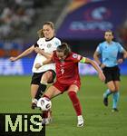 04.07.2025, UEFA Frauen-Europameisterschaft 2025 in der Schweiz. Spieltag 1, Vorrunde, Deutschland - Polen, im Kybunpark (St. Gallen, Schweiz). (L-R) Sjoeke Nsken (Deutschland) gegen Ewa Pajor (Polen)