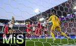 04.07.2025, UEFA Frauen-Europameisterschaft 2025 in der Schweiz. Spieltag 1, Vorrunde, Deutschland - Polen, im Kybunpark (St. Gallen, Schweiz). re: Torfrau Kinga Szemik (Polen), 2.v.re: Giulia Gwinn (Deutschland) im Kopfball.