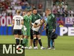 04.07.2025, UEFA Frauen-Europameisterschaft 2025 in der Schweiz. Spieltag 1, Vorrunde, Deutschland - Polen, im Kybunpark (St. Gallen, Schweiz). Muss mit einer schweren Knieverletzung ausgewechselt werden, Giulia Gwinn (2.v.re, Deutschland),