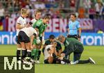 04.07.2025, UEFA Frauen-Europameisterschaft 2025 in der Schweiz. Spieltag 1, Vorrunde, Deutschland - Polen, im Kybunpark (St. Gallen, Schweiz). Nach einer schweren Knieverletzung ist das Spiel fr Giulia Gwinn (mitte, Deutschland) zu ende, die Mannschaftsrzte kmmern sich um sie. li: Torhterin Ann-Katrin Berger (Deutschland) 