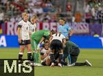 04.07.2025, UEFA Frauen-Europameisterschaft 2025 in der Schweiz. Spieltag 1, Vorrunde, Deutschland - Polen, im Kybunpark (St. Gallen, Schweiz). Nach einer schweren Knieverletzung ist das Spiel fr Giulia Gwinn (mitte, Deutschland) zu ende, Lea Schller (Deutschland) trstet sie, die Mannschaftsrzte kmmern sich um sie. li: Torhterin Ann-Katrin Berger (Deutschland) 