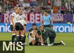 04.07.2025, UEFA Frauen-Europameisterschaft 2025 in der Schweiz. Spieltag 1, Vorrunde, Deutschland - Polen, im Kybunpark (St. Gallen, Schweiz). Nach einer schweren Knieverletzung ist das Spiel fr Giulia Gwinn (mitte, Deutschland) zu ende, die Mannschaftsrzte kmmern sich um sie. li: Torhterin Ann-Katrin Berger (Deutschland), Lea Schller (Deutschland), Janina Minge  (Deutschland) 