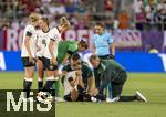 04.07.2025, UEFA Frauen-Europameisterschaft 2025 in der Schweiz. Spieltag 1, Vorrunde, Deutschland - Polen, im Kybunpark (St. Gallen, Schweiz). Nach einer schweren Knieverletzung ist das Spiel fr Giulia Gwinn (mitte, Deutschland) zu ende, die Mannschaftsrzte kmmern sich um sie. li: Torhterin Ann-Katrin Berger (Deutschland), Lea Schller (Deutschland), 
