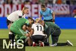 04.07.2025, UEFA Frauen-Europameisterschaft 2025 in der Schweiz. Spieltag 1, Vorrunde, Deutschland - Polen, im Kybunpark (St. Gallen, Schweiz). Nach einer schweren Knieverletzung ist das Spiel fr Giulia Gwinn (mitte, Deutschland) zu ende, Lea Schller (Deutschland) trstet sie, die Mannschaftsrzte kmmern sich um sie. li: Torhterin Ann-Katrin Berger (Deutschland) 
