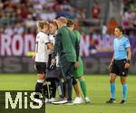 04.07.2025, UEFA Frauen-Europameisterschaft 2025 in der Schweiz. Spieltag 1, Vorrunde, Deutschland - Polen, im Kybunpark (St. Gallen, Schweiz). Muss mit einer schweren Knieverletzung ausgewechselt werden, Giulia Gwinn (2.v.li, Deutschland), Lea Schller (li, Deutschland) spricht ihr trstende Worte zu.