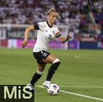 04.07.2025, UEFA Frauen-Europameisterschaft 2025 in der Schweiz. Spieltag 1, Vorrunde, Deutschland - Polen, im Kybunpark (St. Gallen, Schweiz). Giulia Gwinn (Deutschland) am Ball 