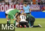 04.07.2025, UEFA Frauen-Europameisterschaft 2025 in der Schweiz. Spieltag 1, Vorrunde, Deutschland - Polen, im Kybunpark (St. Gallen, Schweiz). Nach einer schweren Knieverletzung ist das Spiel fr Giulia Gwinn (mitte, Deutschland) zu ende, Lea Schller (Deutschland) trstet sie, die Mannschaftsrzte kmmern sich um sie. li: Torhterin Ann-Katrin Berger (Deutschland) 