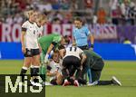 04.07.2025, UEFA Frauen-Europameisterschaft 2025 in der Schweiz. Spieltag 1, Vorrunde, Deutschland - Polen, im Kybunpark (St. Gallen, Schweiz). Nach einer schweren Knieverletzung ist das Spiel fr Giulia Gwinn (mitte, Deutschland) zu ende, Lea Schller (Deutschland) trstet sie, die Mannschaftsrzte kmmern sich um sie. li: Torhterin Ann-Katrin Berger (Deutschland) 