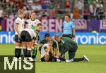 04.07.2025, UEFA Frauen-Europameisterschaft 2025 in der Schweiz. Spieltag 1, Vorrunde, Deutschland - Polen, im Kybunpark (St. Gallen, Schweiz). Nach einer schweren Knieverletzung ist das Spiel fr Giulia Gwinn (mitte, Deutschland) zu ende, die Mannschaftsrzte kmmern sich um sie. li: Torhterin Ann-Katrin Berger (Deutschland), Lea Schller (Deutschland) 