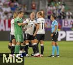 04.07.2025, UEFA Frauen-Europameisterschaft 2025 in der Schweiz. Spieltag 1, Vorrunde, Deutschland - Polen, im Kybunpark (St. Gallen, Schweiz). Muss mit einer schweren Knieverletzung ausgewechselt werden, Giulia Gwinn (mitte, Deutschland), Lea Schller (Deutschland) trstet sie, li: Torhterin Ann-Katrin Berger (Deutschland) 