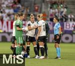 04.07.2025, UEFA Frauen-Europameisterschaft 2025 in der Schweiz. Spieltag 1, Vorrunde, Deutschland - Polen, im Kybunpark (St. Gallen, Schweiz). Muss mit einer schweren Knieverletzung ausgewechselt werden, Giulia Gwinn (mitte, Deutschland), Lea Schller (Deutschland) trstet sie