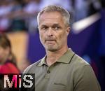 04.07.2025, UEFA Frauen-Europameisterschaft 2025 in der Schweiz. Spieltag 1, Vorrunde, Deutschland - Polen, im Kybunpark (St. Gallen, Schweiz). Trainer Christian Wck (Deutschland) nachdenklich 