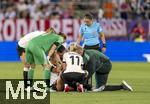 04.07.2025, UEFA Frauen-Europameisterschaft 2025 in der Schweiz. Spieltag 1, Vorrunde, Deutschland - Polen, im Kybunpark (St. Gallen, Schweiz). Nach einer schweren Knieverletzung ist das Spiel fr Giulia Gwinn (mitte, Deutschland) zu ende, Lea Schller (Deutschland) trstet sie, die Mannschaftsrzte kmmern sich um sie. li: Torhterin Ann-Katrin Berger (Deutschland) 