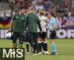 04.07.2025, UEFA Frauen-Europameisterschaft 2025 in der Schweiz. Spieltag 1, Vorrunde, Deutschland - Polen, im Kybunpark (St. Gallen, Schweiz). Muss mit einer schweren Knieverletzung ausgewechselt werden, Giulia Gwinn (Deutschland), Lea Schller (Deutschland) spricht ihr trstende Worte zu.