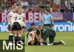 04.07.2025, UEFA Frauen-Europameisterschaft 2025 in der Schweiz. Spieltag 1, Vorrunde, Deutschland - Polen, im Kybunpark (St. Gallen, Schweiz). Nach einer schweren Knieverletzung ist das Spiel fr Giulia Gwinn (mitte, Deutschland) zu ende, die Mannschaftsrzte kmmern sich um sie. li: Torhterin Ann-Katrin Berger (Deutschland), Lea Schller (Deutschland), Janina Minge  (Deutschland) 