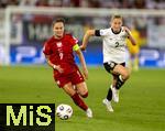 04.07.2025, UEFA Frauen-Europameisterschaft 2025 in der Schweiz. Spieltag 1, Vorrunde, Deutschland - Polen, im Kybunpark (St. Gallen, Schweiz). v.li: Ewa Pajor (Polen) gegen Sarai Linder (Deutschland) 