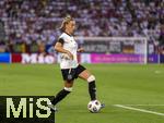 04.07.2025, UEFA Frauen-Europameisterschaft 2025 in der Schweiz. Spieltag 1, Vorrunde, Deutschland - Polen, im Kybunpark (St. Gallen, Schweiz). Giulia Gwinn (Deutschland) am Ball 