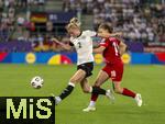 04.07.2025, UEFA Frauen-Europameisterschaft 2025 in der Schweiz. Spieltag 1, Vorrunde, Deutschland - Polen, im Kybunpark (St. Gallen, Schweiz). v.li: Sarai Linder (Deutschland) gegen Nadia Krezyman (Polen) 