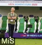 04.07.2025, UEFA Frauen-Europameisterschaft 2025 in der Schweiz. Spieltag 1, Vorrunde, Deutschland - Polen, im Kybunpark (St. Gallen, Schweiz). Trainer Christian Wck (Deutschland) an der Seitenlinie nachdenklich 