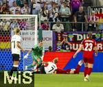 04.07.2025, UEFA Frauen-Europameisterschaft 2025 in der Schweiz. Spieltag 1, Vorrunde, Deutschland - Polen, im Kybunpark (St. Gallen, Schweiz). Giulia Gwinn (Deutschland) beim Zweikampf mit Ewa Pajor (re, Polen), sie muss dann wegen einer Verletzung am Knie ausgewechselt werden.