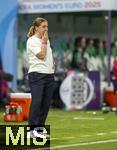 04.07.2025, UEFA Frauen-Europameisterschaft 2025 in der Schweiz. Spieltag 1, Vorrunde, Deutschland - Polen, im Kybunpark (St. Gallen, Schweiz). Trainerin Nina Patalon (Polen) nachdenklich 