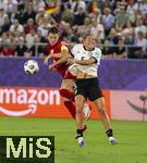 04.07.2025, UEFA Frauen-Europameisterschaft 2025 in der Schweiz. Spieltag 1, Vorrunde, Deutschland - Polen, im Kybunpark (St. Gallen, Schweiz). v.li: Ewa Pajor (Polen) gegen Janina Minge  (Deutschland)  